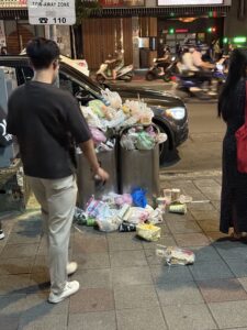 A charming view of an overflowing garbage can on the streets of Taipei.
